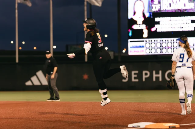 WALK IT OFF BK!!!!!!!

Down to their last strike, Captain Baylee Klingler blasts a walk-off, game-winning home run to claim every win point for the game ð¤¯