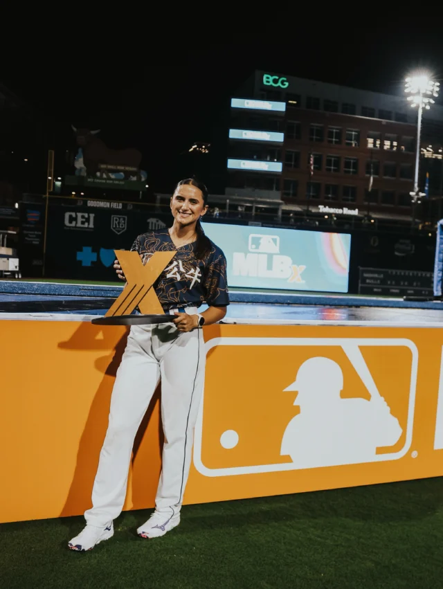 earned the crown in her town ð
Ana Gold and her teammates on the Bull Dragons brought home the trophy at @mlbxofficial Durham!
