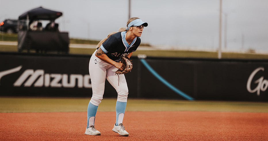 Sydney McKinney gets set at third base