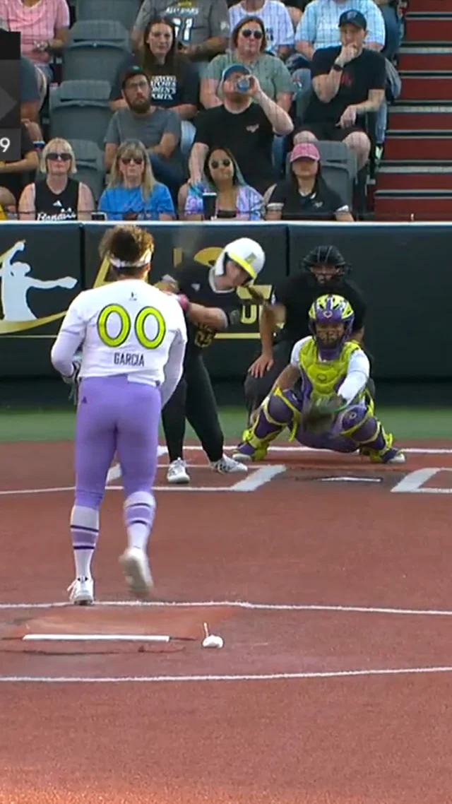 SYDNEY MCKINNEY TRIPLE! â¡ï¸